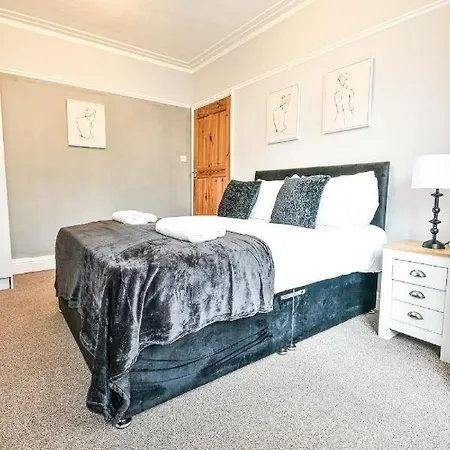 Buckingham House - 4 Bed House *