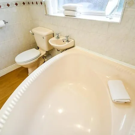 Buckingham House - 4 Bed House Apartment *