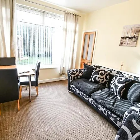 Buckingham House - 4 Bed House Apartment