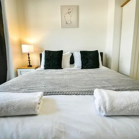 Buckingham House - 4 Bed House Redcar