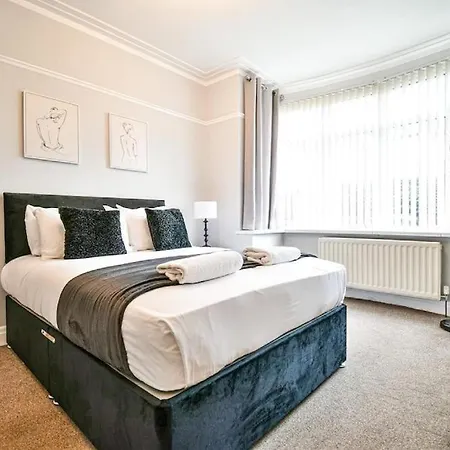 Buckingham House - 4 Bed House Apartment Redcar