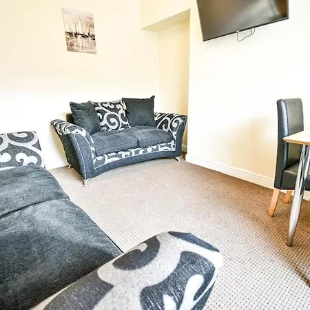 Apartament Buckingham House - 4 Bed House Redcar