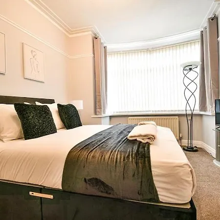 Buckingham House - 4 Bed House Apartment Redcar