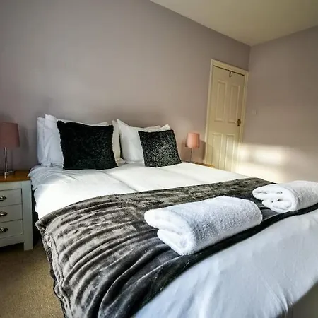 Apartament Buckingham House - 4 Bed House Redcar