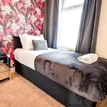 아파트 Buckingham House - 4 Bed House 레드카