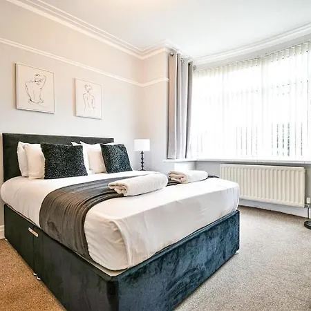 Buckingham House - 4 Bed House 아파트 레드카