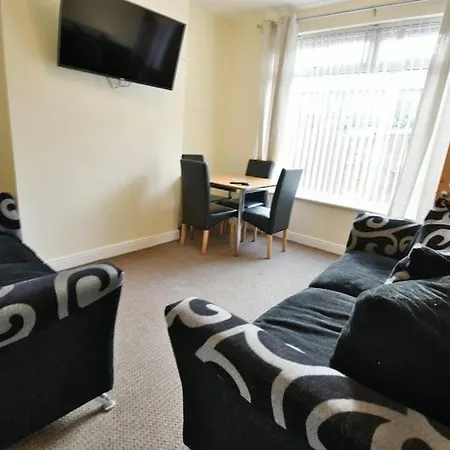 Buckingham House - 4 Bed House Apartment
